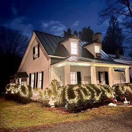 Across The Inn Entire Colonial House With Lovely Porch & Extremely Fast Wi-Fi Washington 외부 사진